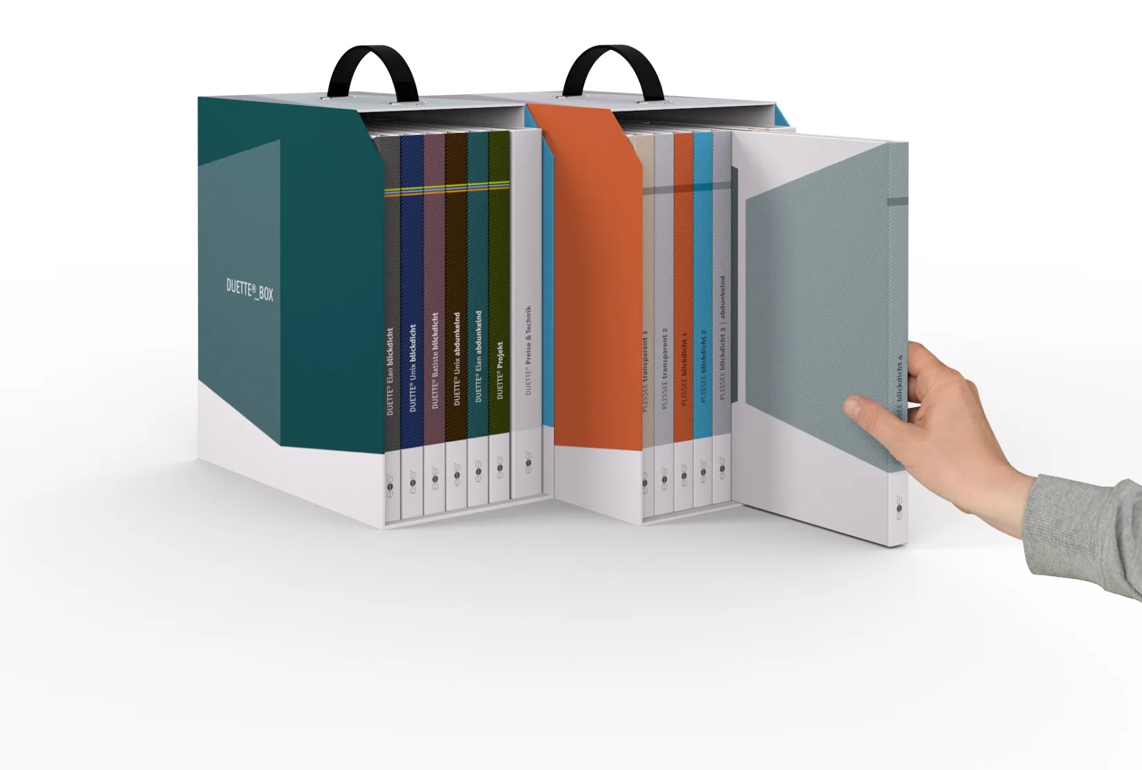 Eine Hand zieht einen Musterordner von Hunter Douglas mit der Aufschrift "PLISSEE blickdicht 4" aus der DUETTE®_BOX.