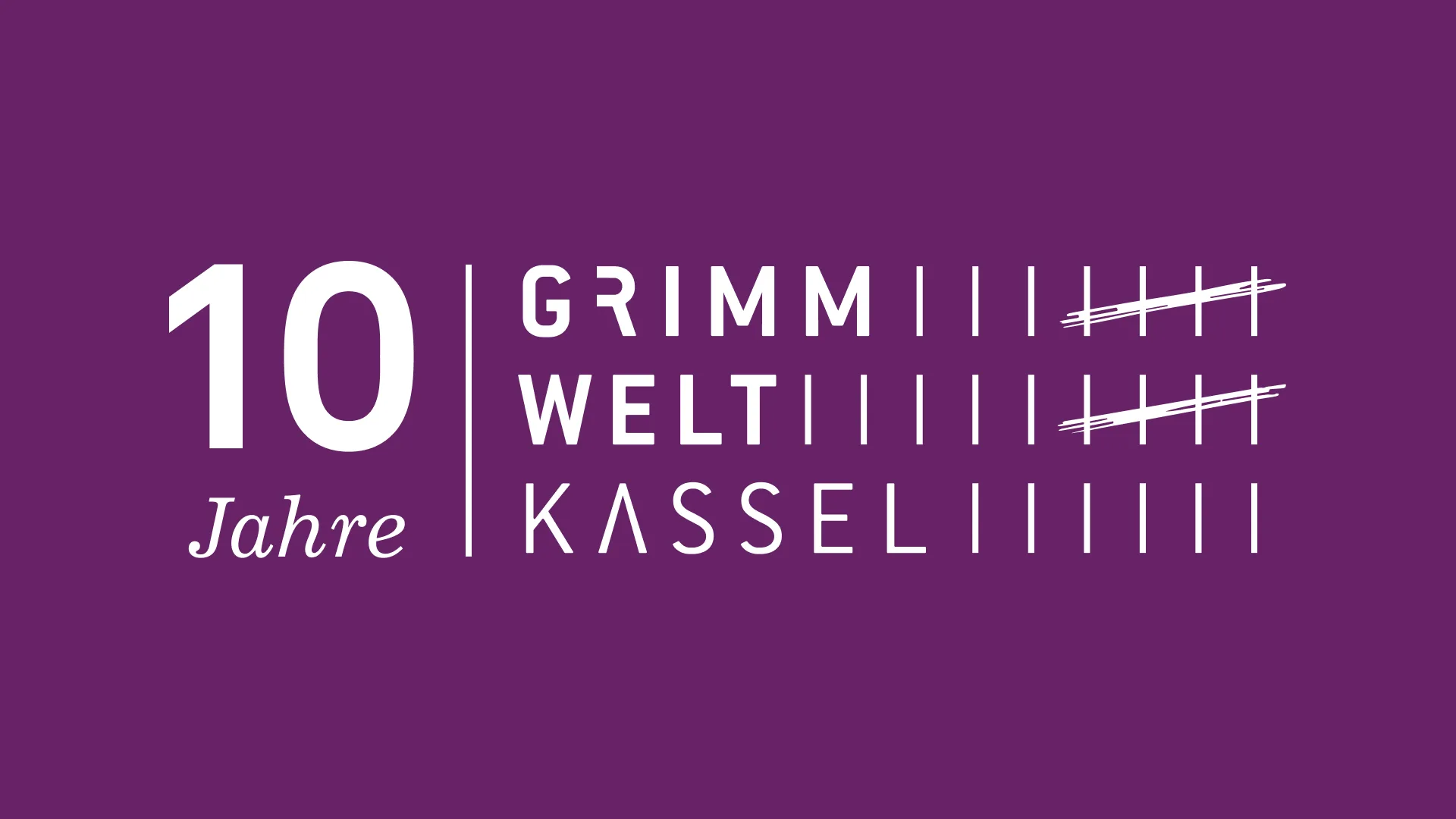Das Logo zum 10-jährigen Jubiläum der GRIMMWELT Kassel zeigt die Zahl 10 und das Wort &quot;Jahre&quot; in Weiß auf lila Hintergrund, daneben die Wörter &quot;GRIMMWELT KASSEL&quot; mit Strichlisten.