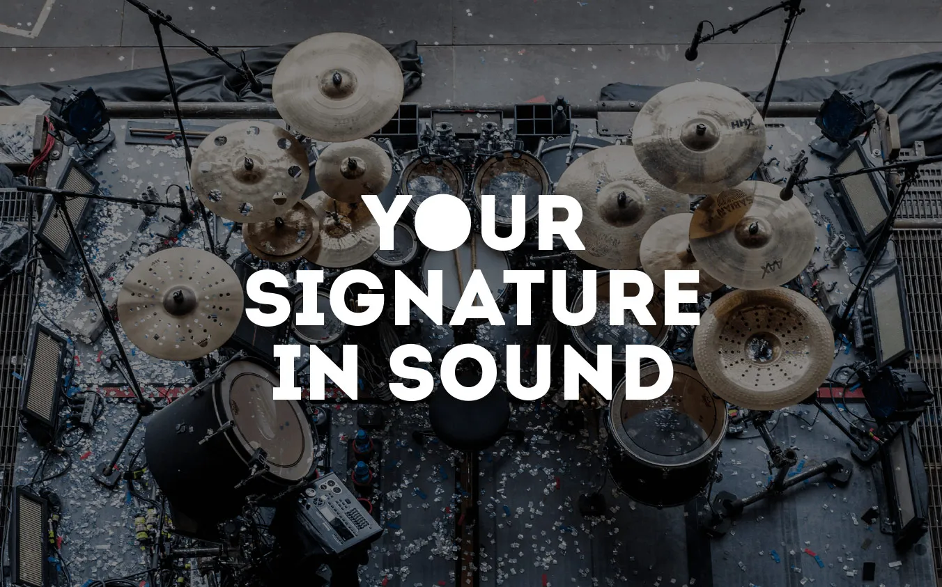 Eine Beispielanwendung für das Visual Brand Design von Sonor, das ein Drum-Kit auf einer Bühne von oben zeigt und davor die werberische Headline "Your signature in sound".